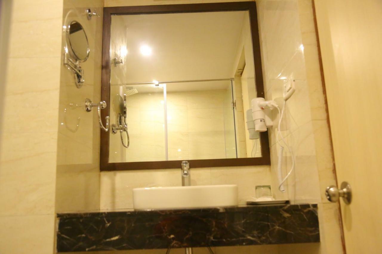 Royal Fort Hotel Visakhapatnam Exteriör bild
